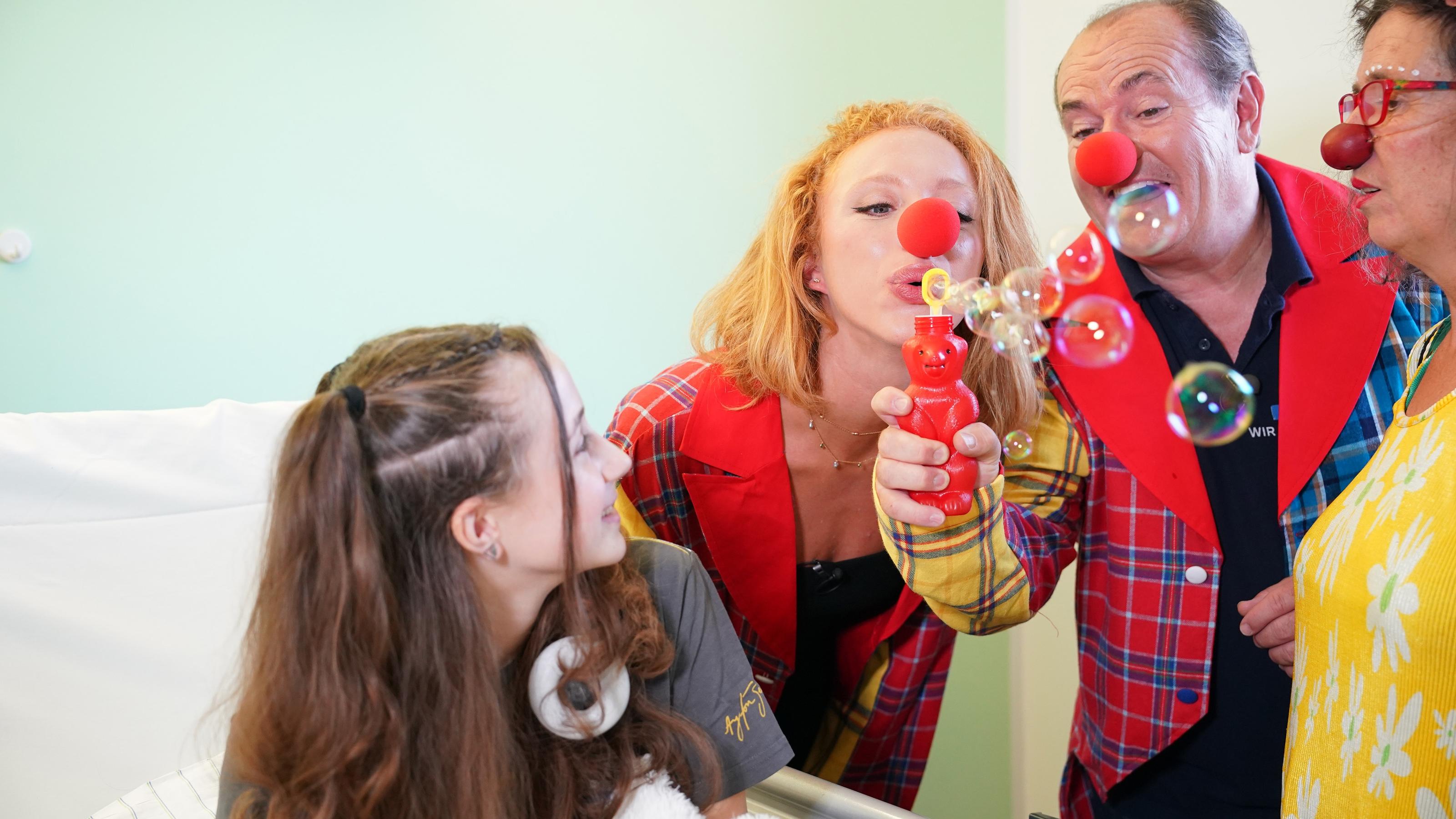 Anna Ermakova, Wolfram Kons, eine Klinik-Clownin und eine Patientin