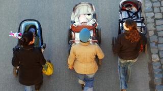ARCHIV - Drei junge Mütter schieben ihre Babys im Kinderwagen bei einem gemeinsamen Spaziergang in Frankfurt am Main (Archivfoto vom 08.03.2007).Der Kinderzuschlag kommt von heute (Mittwoch) an mehr Familien mit geringem Einkommen zugute. Nach Angaben von Bundesfamilienministerin von der Leyen (CDU) sollen davon künftig rund 250 000 Kinder profitieren, etwa 150 000 mehr als bisher. Der Zuschlag bleibt bei 140 Euro pro Kind. Er soll verhindern, dass arbeitende Eltern nur wegen der Kinder auf Arbeitslosengeld II angewiesen sind. Foto: Wolfram Steinberg dpa/lbn (zu dpa 464) +++(c) dpa - Bildfunk+++