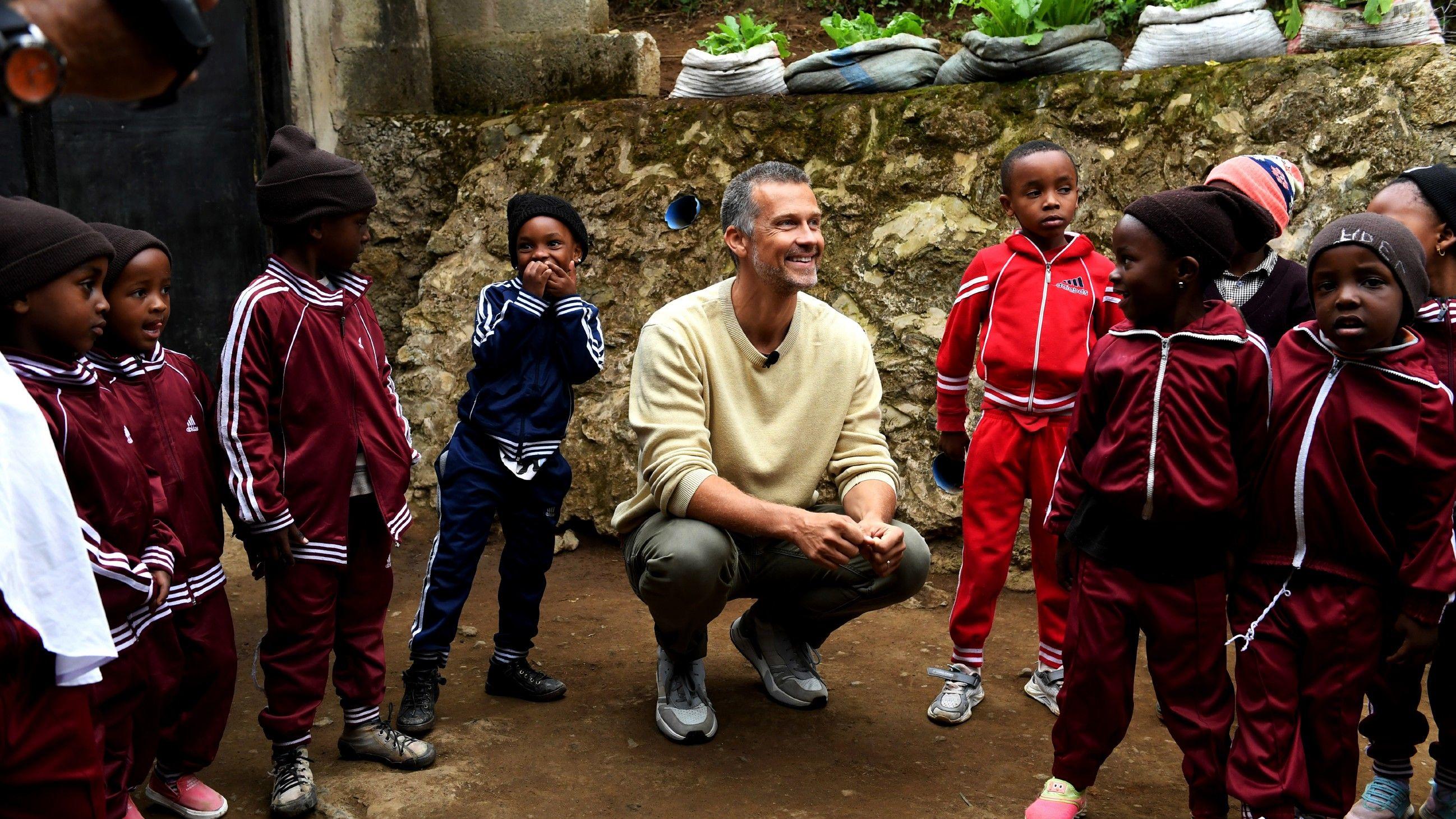 Wayne Carpendale mit Kindern in Arusha, Tansania