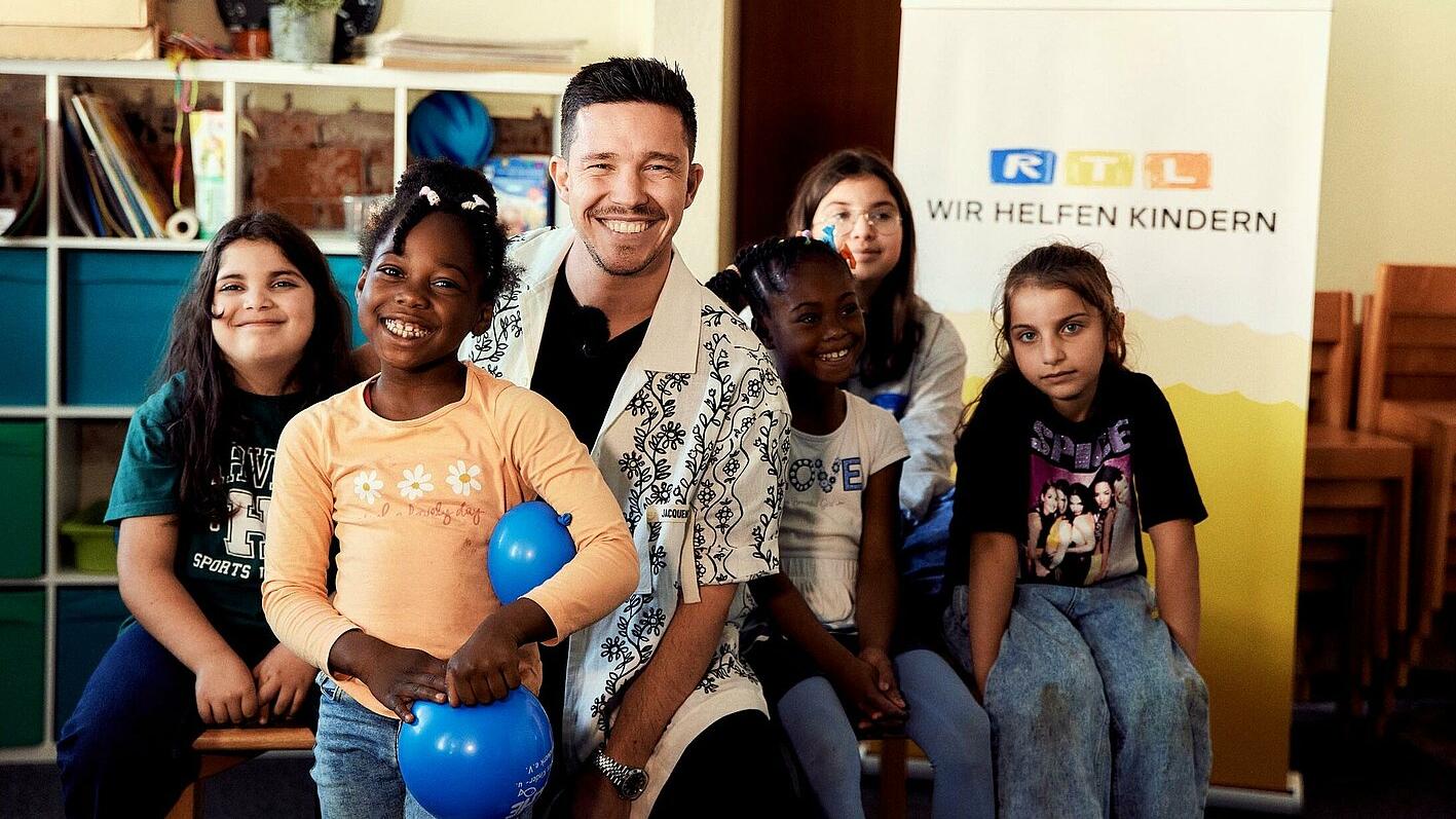 Sänger Nico Santos mit Kindern im Bremerhavener Stadtteil Lehe