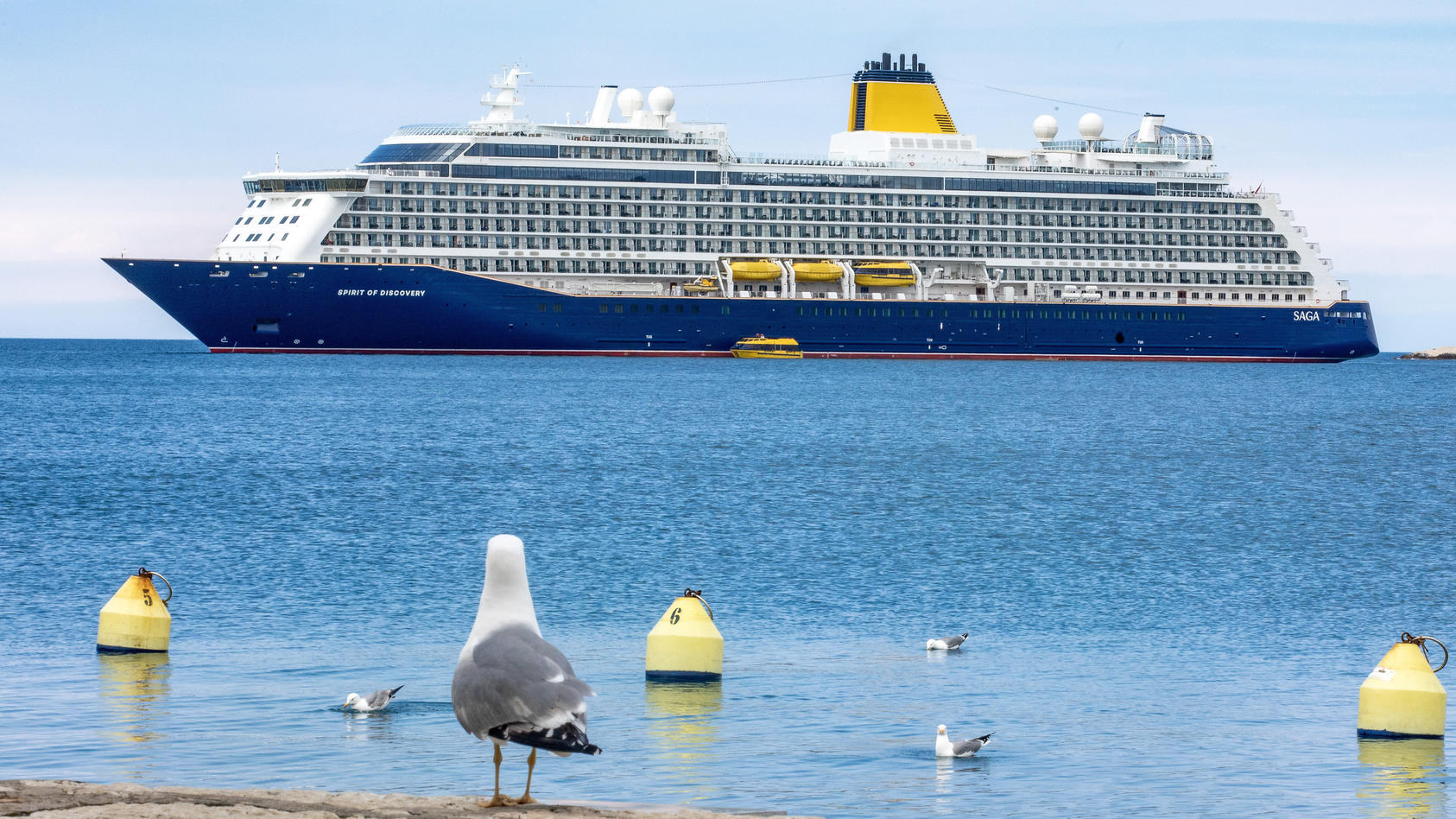 Spirit of Discovery“: Kreuzfahrt wird zum Albtraum! Schiff gerät in Sturm -  100 Verletzte