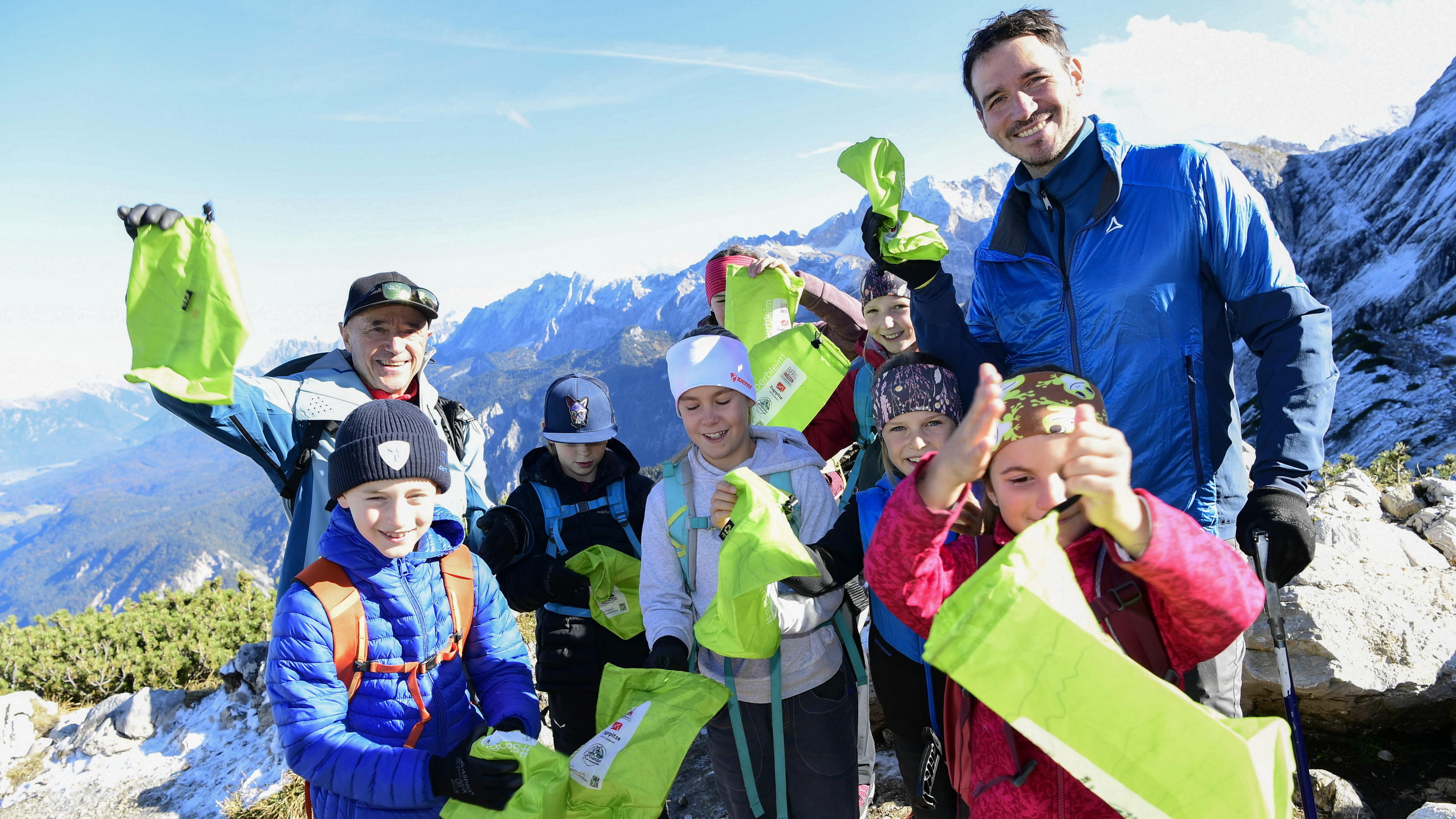Ex-Skiprofi Felix Neureuther mit Teilnehmenden an einem Kinder-Umweltprojekt.