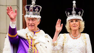 ARCHIV - 06.05.2023, Großbritannien, London: König Charles III. und Königin Camilla winken auf dem Balkon des Buckingham Palast nach ihrer Krönung in der Westminster Abbey, London. Der König wird das Parlament in diesem Jahr zum ersten Mal als Monarch eröffnen - mit einer Rückkehr zum vollen Prunk und Zeremoniell des Anlasses, während die Königin ihr Krönungskleid wieder anzieht. Foto: Leon Neal/PA Wire/dpa +++ dpa-Bildfunk +++