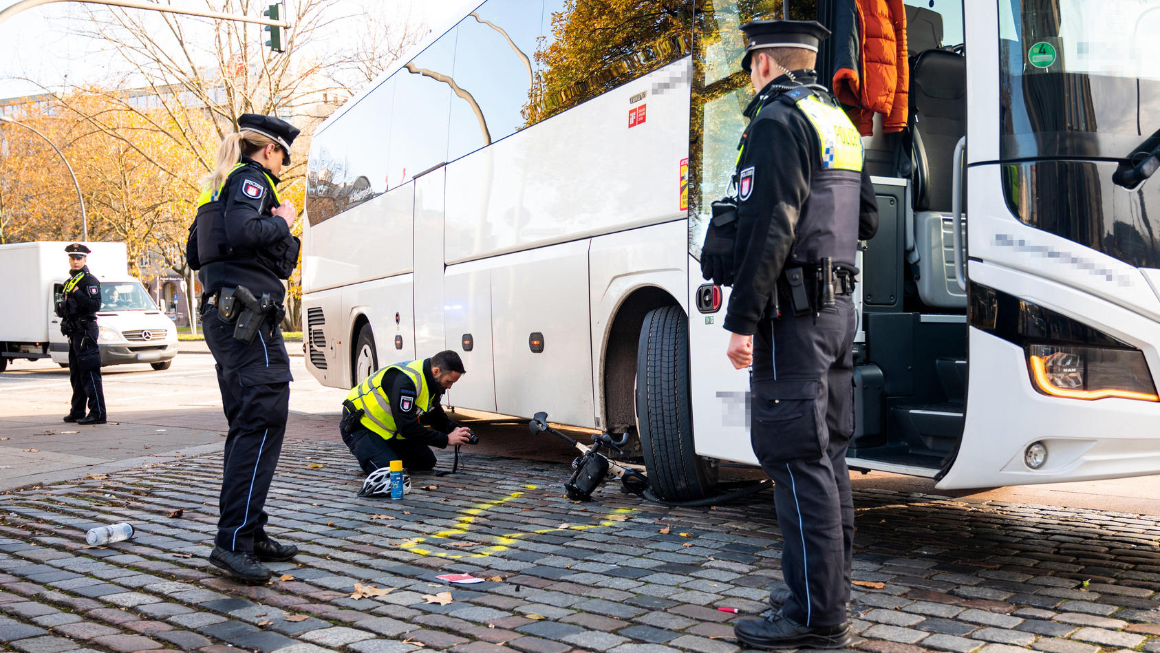 Schon Wieder Tödlicher Abbiegeunfall In Hamburg: Reisebus überfährt ...