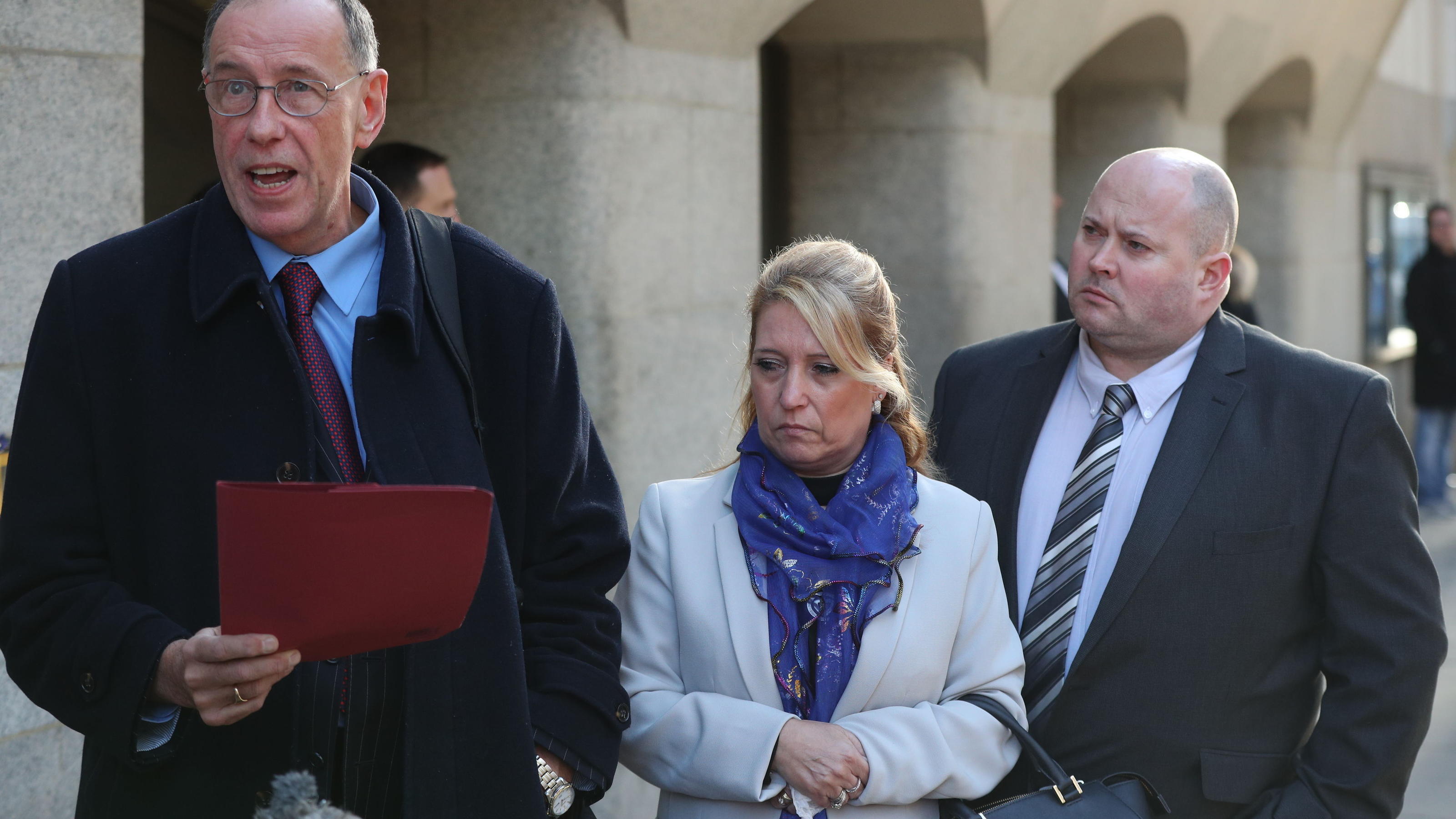 Denis Fergus (Mitte) trauert seit 30 Jahren um ihren toten Sohn James Bulger. Jetzt kämpft sie gegen die Freilassung von einem seiner Mörder.