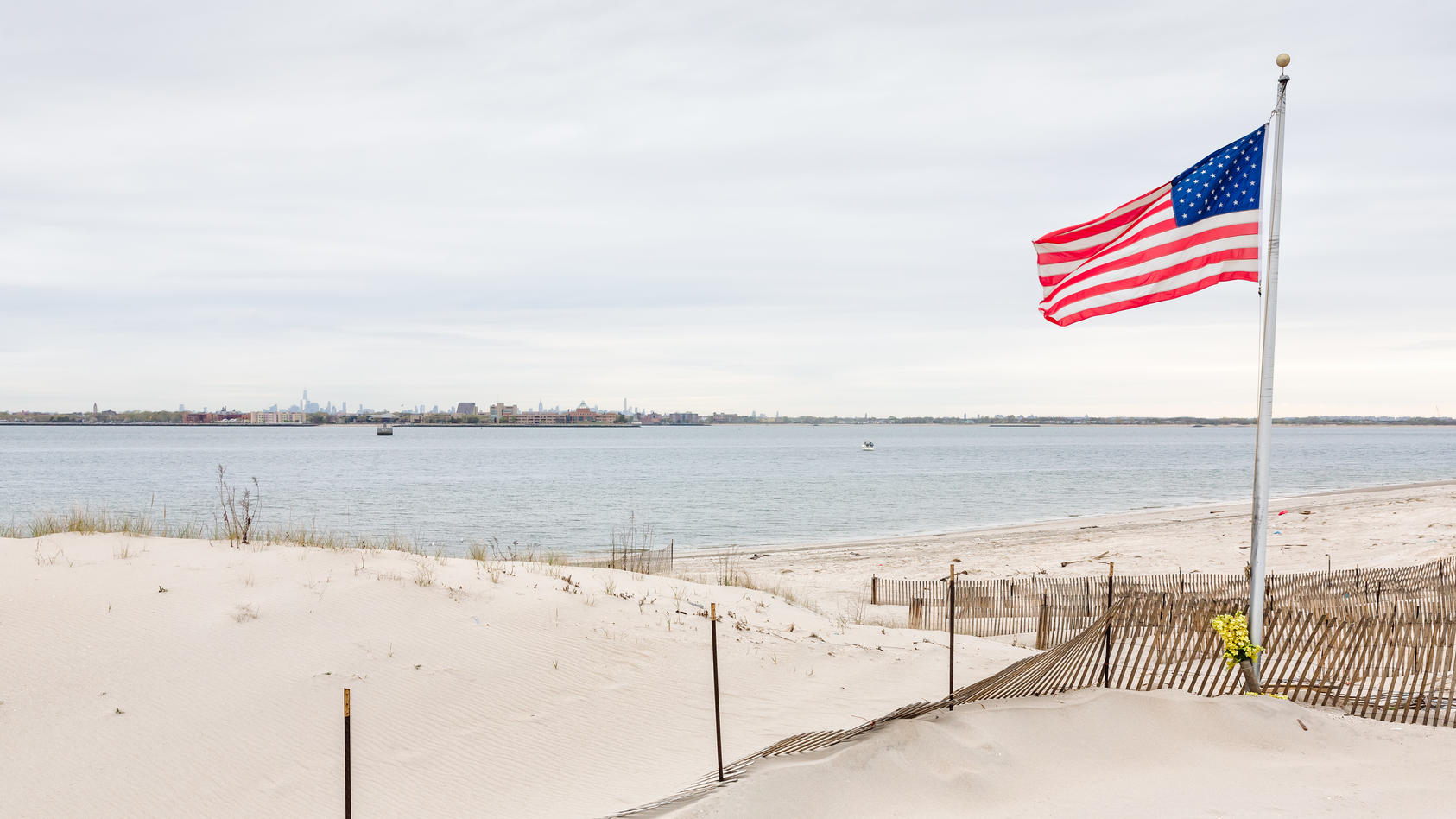 Am Freitag (17. November) spülen die Wellen eine Leiche am Strand von Breezy Point in New York City an - ohne Kopf und Arme.