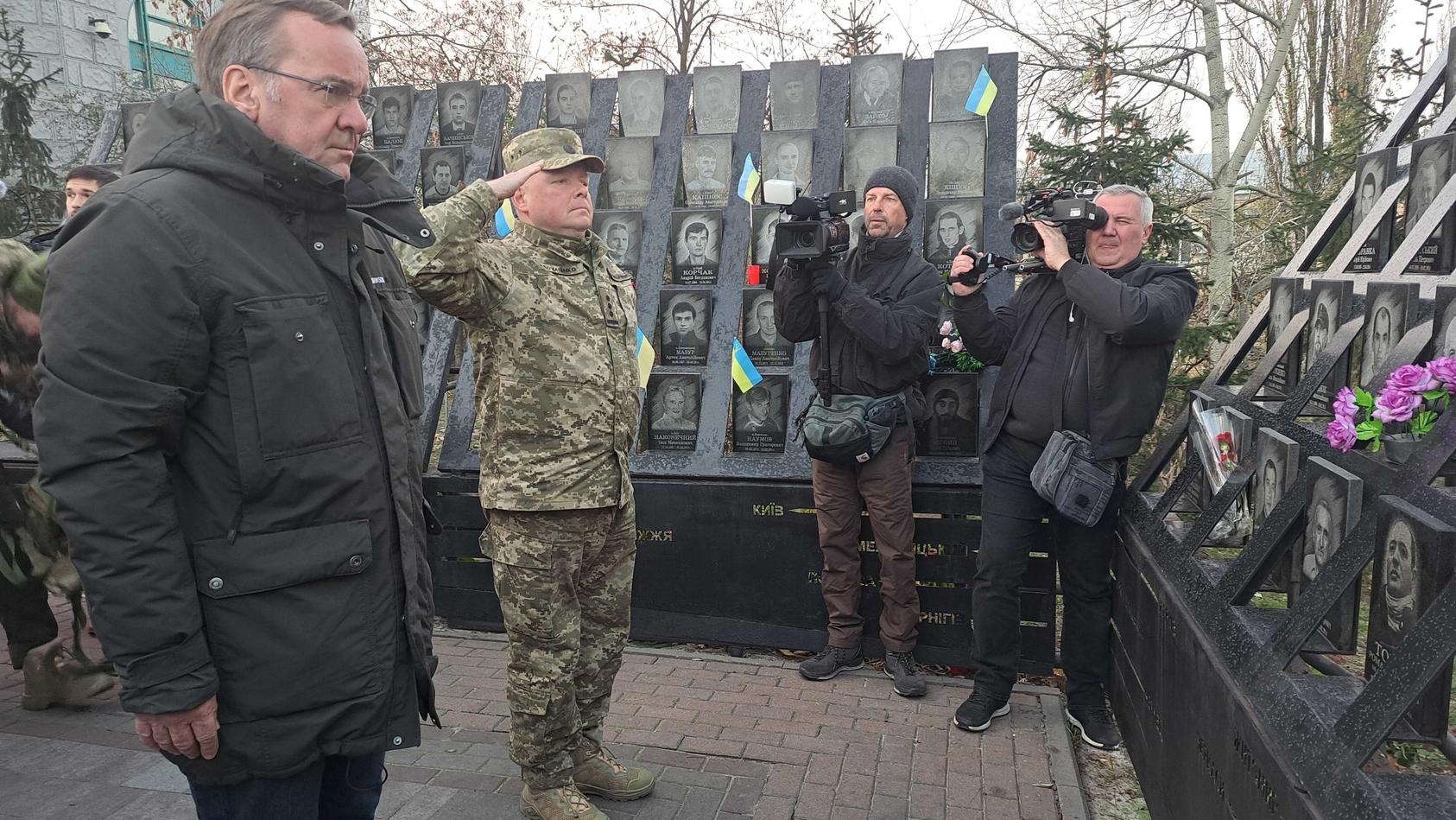 dpatopbilder - 21.11.2023, Ukraine, Kiew: Boris Pistorius (SPD), Bundesminister der Verteidigung, legt am Denkmal für die auf dem Maidan getöteten Demonstranten einen Strauß roter Rosen nieder. Vor dem Hintergrund zunehmender russischer Luftangriffe 