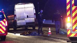 Die Leiche des getöteten Fußgängers liegt abgedeckt auf dem Ziethenweg in Delmenhorst. Der 58 Jahre alte Mann ist das Opfer eines Unfalls mit Fahrerflucht geworden.