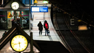 Nur wenige Reisende sind während eines Warnstreiks bei der Bahn im Hauptbahnhof Hamburg unterwegs. Foto: Daniel
