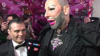 Harald Glööckler kam zum Event "Künstler gegen Aids" in Begleitung von Dieter Padar.