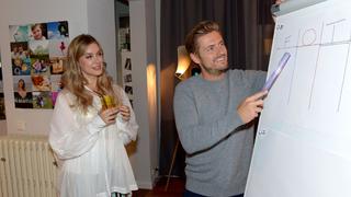 Bei einer Arbeitsgruppe können sich Jessica (Nina Ensmann) und Philip (Jörn Schlönvoigt) kaum konzentrieren.