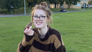 Foto aus dem Familienalbum: Brianna isst ein Stück Schokolade