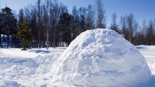 Beim Bau eines Schneeiglus steckt Maria (13) kopfüber im Schnee fest! Ihr Bruder rettet sie im letzten Moment.