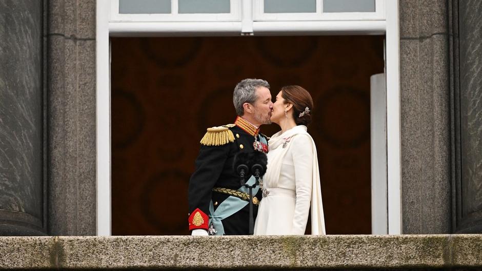 König Frederik X Und Königin Mary Besiegeln Thronwechsel Mit Kuss