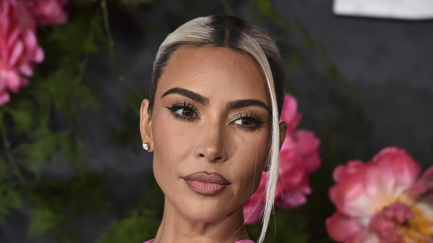 ARCHIVOS - 13 de noviembre de 2022, EE.UU., West Hollywood: Kim Kardashian asiste a la Gala Baby2Baby 2022 en el Pacific Design Center.  La estrella de reality shows Kim Kardashian (43) se desempeña como productora ejecutiva de un documental sobre la leyenda del cine Elizabeth Taylor.  El tercero