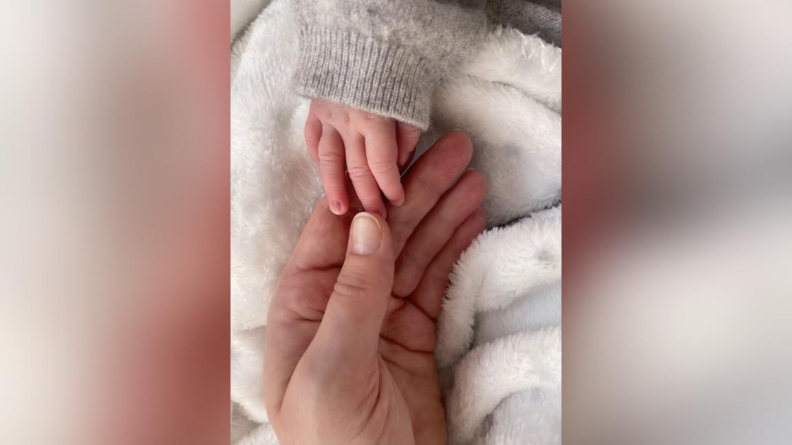Die kleine Hand ihres Sohnes bedeutet Marc und Nina momentan die Welt. 