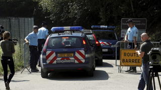 epa03389457 Police cars and officers block reporters and photographers gathered on a road leading to a car park near a camp site in Chevaline near the Annecy Lake, France, 08 September 2012. French prosecutors launched a formal murder investigation Friday over the killings of three members of a British family and a French cyclist in the Alps, and said they were exploring a possible family row over money. EPA/NORBERT FALCO/LE DAUPHINE ---FRANCE OUT---  +++(c) dpa - Bildfunk+++