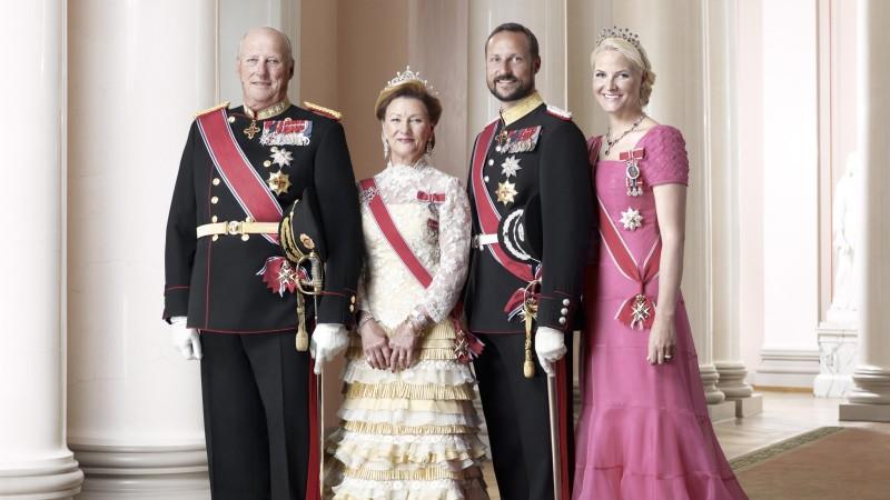 Nye offisielle bilder av den norske kongefamilien tatt av den London-baserte norske motefotografen Solve Sundsbo i Oslo, Norge, utgitt 22.01.2011.  På dette bildet: Kong Harald, dronning Sonja, kronprins Haakon og kronprinsesse Mette-Marit.  P.