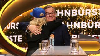 Schlag den Besten: Evelyn Burdecki umarmt Elton