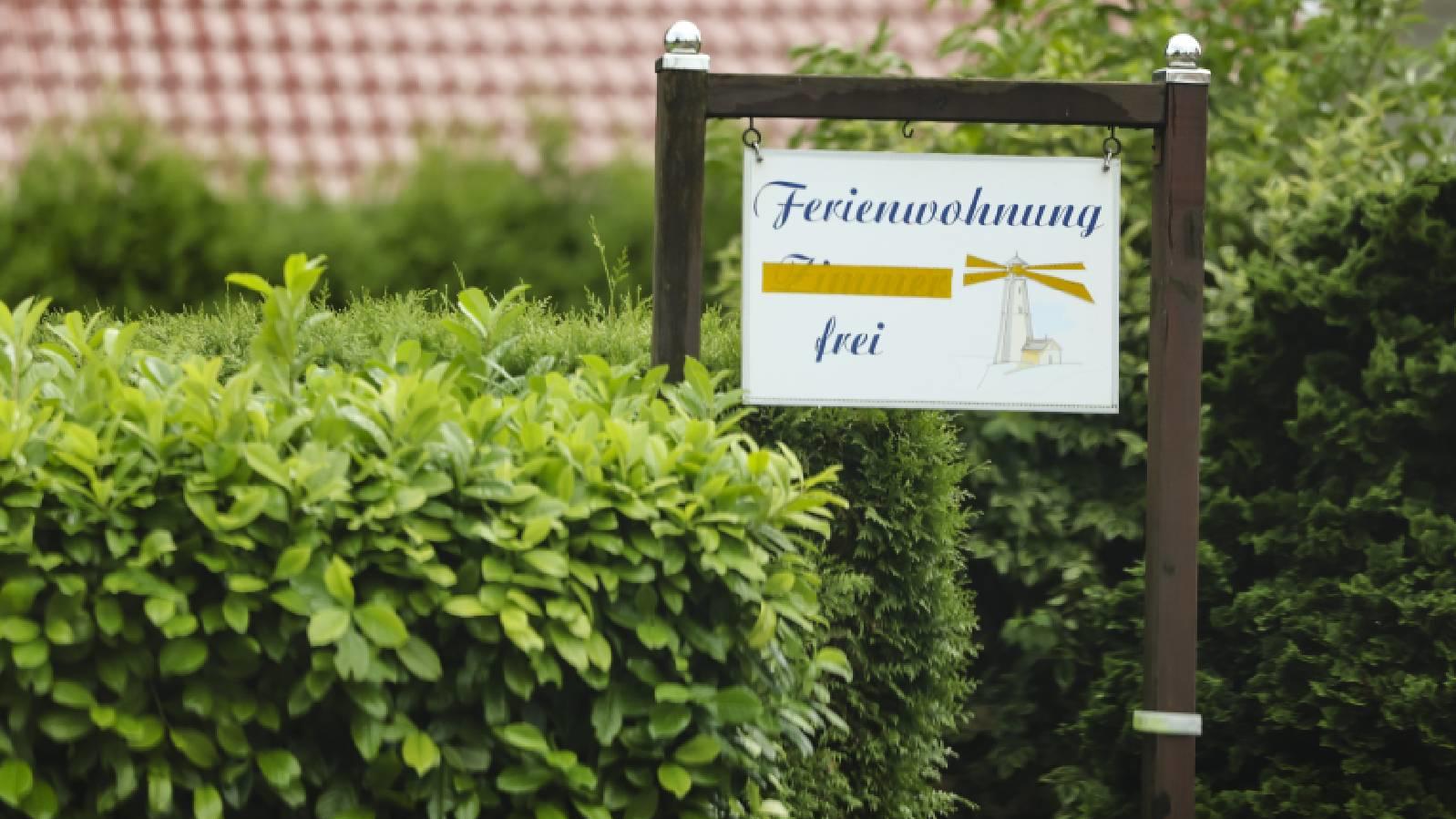 Ein Schild mit der Aufschrift «Ferienwohnung frei» steht vor einem Haus. Bei vielen Gästen sitzt das Geld nicht mehr so locker wie noch im Vorjahr - doch auf den Tourismus in Schleswig-Holstein hat das bislang kaum Auswirkungen. (zu dpa "Keine Urlaub