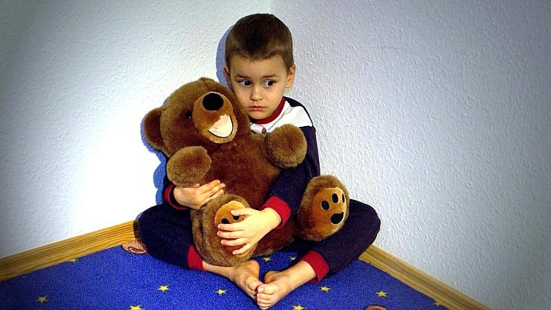 Ein kleiner Junge sitzt verängstigt in der Ecke seines Kinderzimmers und umarmt einen Teddy (gestellte Aufnahme vom 15.1.2004). Gewalt gegen Kinder nimmt nach Einschätzung von Brandenburger Ärzten in beängstigender Weise zu. In der Kinderstation des 