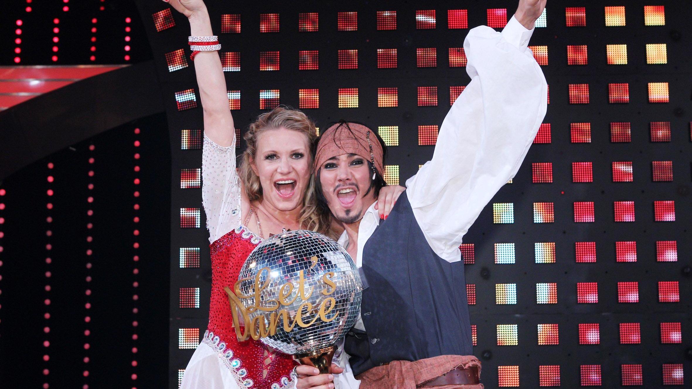 Die Entscheidung: Magdalena Brzeska wird mit ihrem Tanzpartner Erich Klann "Dancing Star 2012". Verwendung der Bilder für Online-Medien ausschließlich mit folgender Verlinkung: "Alle Infos zu "Let´s Dance" im Special bei RTL.de: http://www.rtl.de/cms