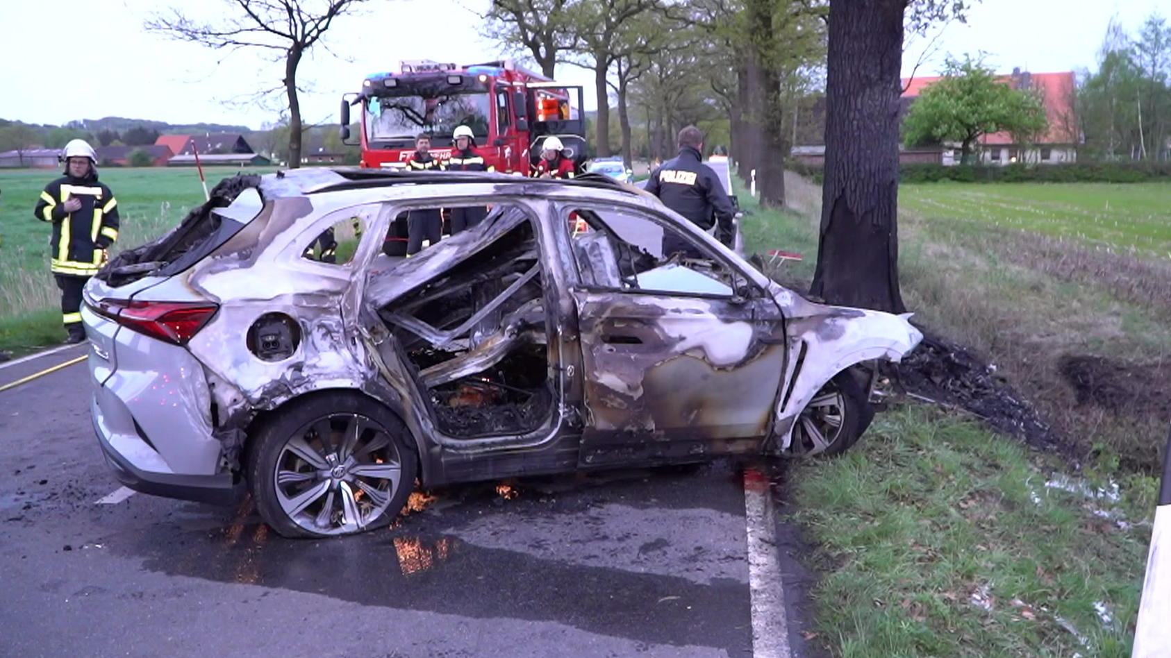 E-Auto kracht gegen Baum: Fahrzeug geht direkt in Flammen auf - zwei Tote!