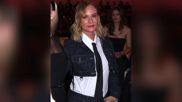 Diane Kruger zeigt sich cool mit Krawatte und Mini-Jeansjacke