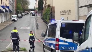 Die Polizei hat das Gymnasium und den Bereich um die Sedanstraße umstellt.