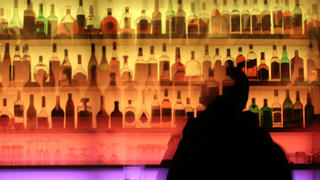 ARCHIV - Die Silhouette eines Mannes ist am 19.12.2006 in einer Kneipe in Frankfurt am Main vor dem bunt beleuchteten Regal zu sehen (Gezoomte Aufnahme). Einer Studie zufolge gleichen Männer und Frauen nach einer Eheschließung ihren Alkoholkonsum einander an. Während verheiratete Männer weniger trinken als ledige, ist es bei den Gattinnen umgekehrt. «Verheiratete Frauen konsumieren mehr Drinks als langzeit-geschiedene oder kürzlich verwitwete - zum Teil, weil sie mit einem Mann zusammenlebten, der mehr Alkohol trank», schreiben die US-Forscher um Corinne Reczek von der Universität in Cincinnati. Foto: Tobias Felber dpa (Zu dpa «Ehen drosseln den Alkoholkonsum von Männern» vom 18.08.2012)  +++(c) dpa - Bildfunk+++