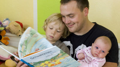 Vater liest seinen Kindern etwas vor