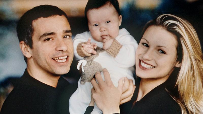 In Mailand halten Eros Ramazzotti und seine Ex-Frau Michelle Hunziker ihr gemeinsames Baby Aurora in die Höhe (Archivfoto vom 02.06.1997). Die Beiden machen ihrer Tochter dieses Jahr ein besonderes Weihnachtsgeschenk: Nach monatelangen Streitereien u