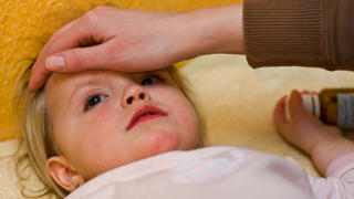Die zweijährige kleine Amy aus dem brandenburgischen Sieversdorf (Oder-Spree) ist krank, aufgenommen am 24.01.2009. Die Mutter will bei dem Kind Fieber messen. Foto: Patrick Pleul   +++(c) dpa - Report+++