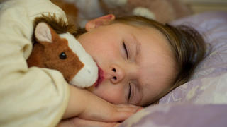 Ein vier Jahre altes Mädchen liegt mit Fieber im Bett im brandenburgischen Sieversdorf (Oder-Spree) und schläft, aufgenommen am 06.02.2011. Foto: Patrick Pleul - Model Released