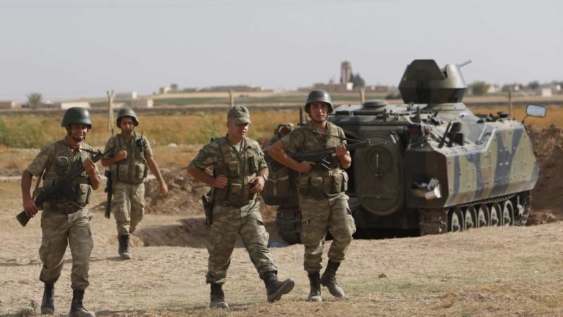 Türkische Soldaten patroullieren an der syrischen Grenze.