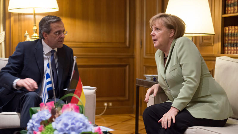 Der griechische Ministerpräsident Antonis Samaras und Bundeskanzlerin Angela Merkel (CDU) treffen sich am 09.10.2012 in Athen.