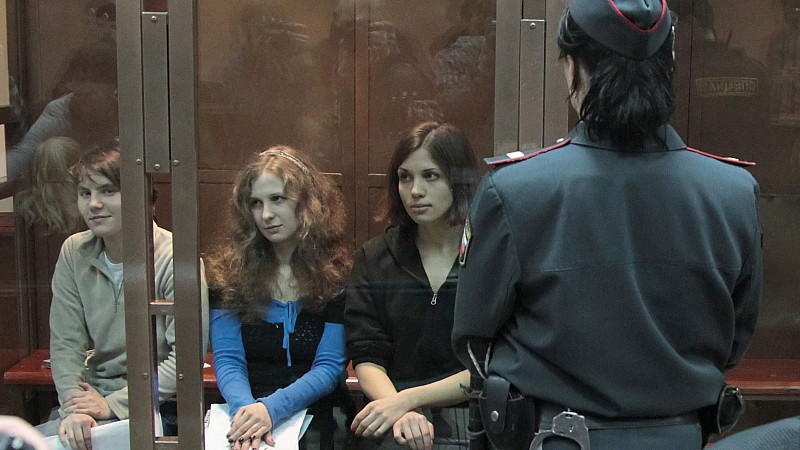 Von links nach rechts: Samuzewitsch, Alechina, Tolokonnikowa: Lieber Straflager als Entschuldigung für Putin.