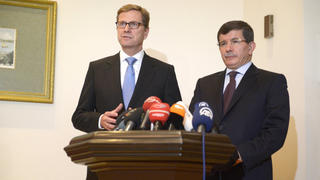Bundesaußenminister Guido Westerwelle (l, FDP) und sein türkischer Amtskollege Ahmet Davutoglu geben am 13.10.2012 in Istanbul (Türkei) nach ihren Gesprächen eine Pressekonferenz. Foto: Rainer Jensen/dpa  +++(c) dpa - Bildfunk+++
