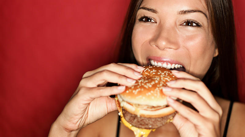 Hm, lecker! So ein Burger schmeckt gut, aber gesunde Ernährung sieht anders aus.