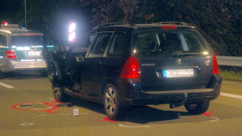 Während einer Polizeikontrolle auf der A1, im Saarland, rast ein unbeteiligtes Fahrzeug in die Polizistengruppe und tötet eine 28-jährige Beamtin.