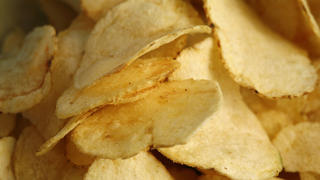 Junk food: Crisps. Photo: Antti Aimo-Koivisto +++(c) dpa - Report+++