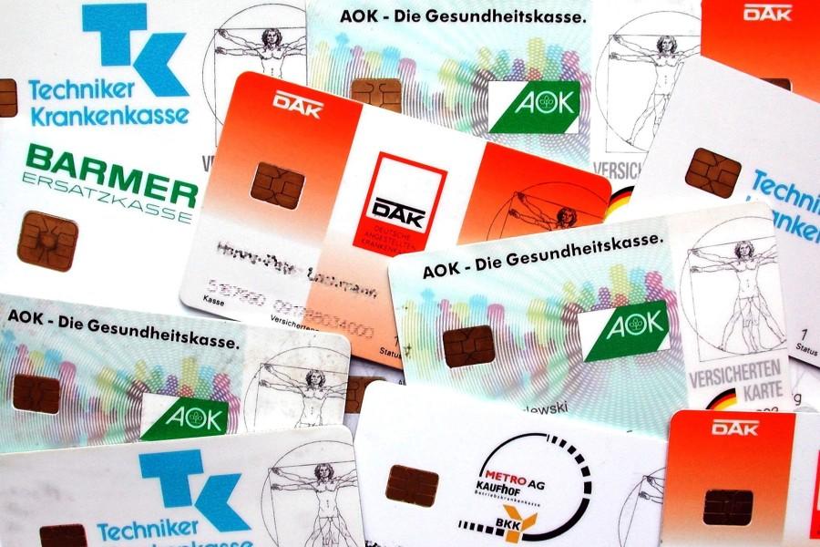 ARCHIV - Eine Auswahl von Versicherungskärtchen verschiedener Krankenkassen (Archivfoto vom 28.6.2001). Der Schätzerkreis für die gesetzliche Krankenversicherung will am Donnerstag (02.10.2008) den einheitlichen Beitragssatz für das kommende Jahr vor
