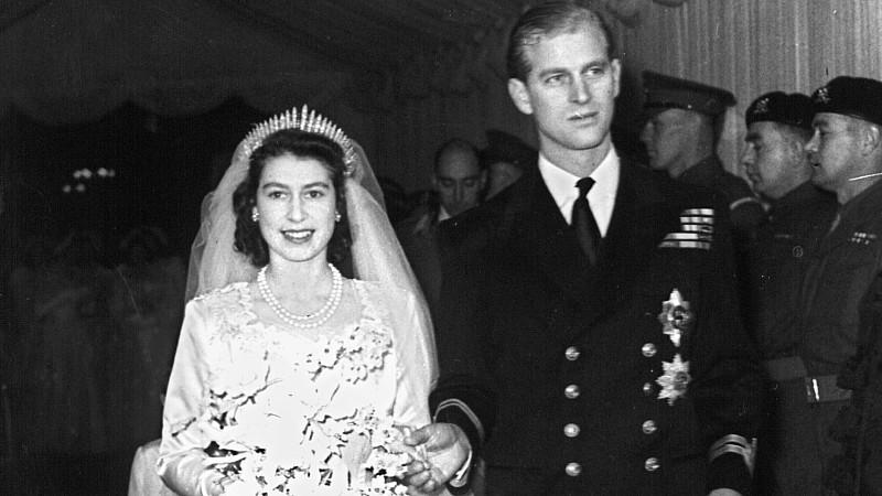 Die damalige Prinzessin Elizabeth und ihr Mann Philip Mountbatten verlassen nach ihrer Trauung am 20.11.1947 Westminster Abbey in London kurz nach ihrer Trauung am 20.11.1947. Das Paar feiert am 20.11.2012 seinen 65. Hochzeitstag. Foto: dpa 