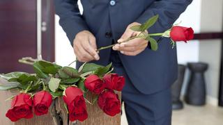 In der "Nacht der Rosen" muss der begehrte Junggeselle entscheiden, mit welchen Damen er noch mehr Zeit verbringen möchte: Nur wer vom Bachelor am Ende einer Sendung eine rote Rose erhält und sie auch annimmt, darf bleiben!
