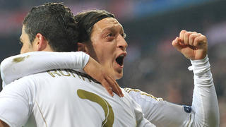 Madrid's Mesut Oezil (R)celebrates his 1-1 equalizer with teammate Cristiano Ronaldo during the Champions League semi-final first leg soccer match between FC Bayern Munich and Real Madrid at the Allianz Arena in Munich, Germany, 17 April 2012. Photo: Andreas Gebert dpa/lby  +++(c) dpa - Bildfunk+++