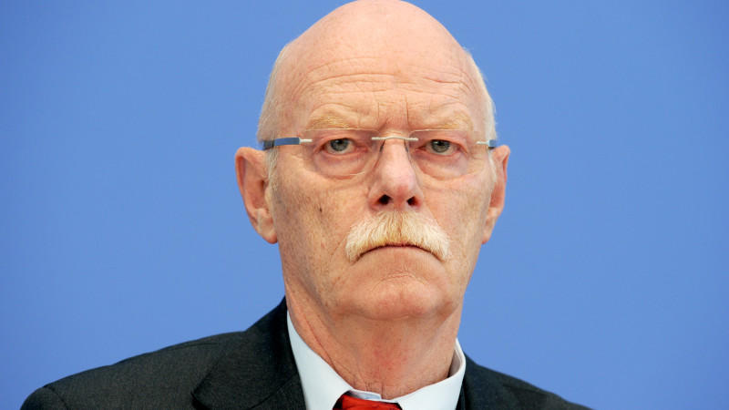 ARCHIV - Peter Struck (SPD), ehemaliger Bundesverteidigungsminister, aufgenommen am 19.04.2011 in Berlin. Foto: Tim Brakemeier dpa  +++(c) dpa - Bildfunk+++