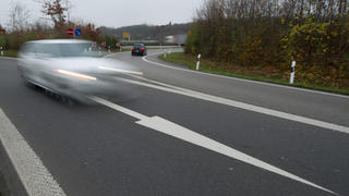 Ein weißer Richtungspfeil ist am 20.11.2012 auf einer Autobahnabfahrt der A81 in der Nähe von Pleidelsheim (Baden-Württemberg) zu sehen. Als Konsequenz aus dem verheerenden Unfall eines Geisterfahrers bei Offenburg will das Land weiße Pfeile auf den Fahrbahnen der Autobahn- Ábfahrten und -Auffahrten im Südwesten auftragen lassen. Foto: Marijan Murat/dpa  +++(c) dpa - Bildfunk+++