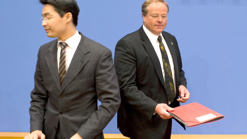 Entwicklungshilfeminister Niebel (r.) gehört parteiintern zu den größten Kritikern von FDP-Chef Rösler.