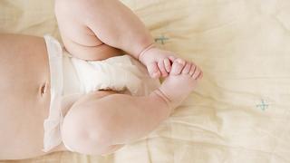Close-up view of baby boy's feet (2-5 months), Baby Füße und Beine, Windel Keine Weitergabe an Drittverwerter.