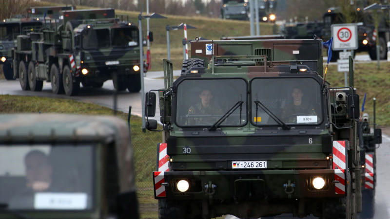 Die Bundeswehr schickt die ersten Soldaten in die Türkei, um die Stationierung von 'Patriot'-Abwehrraketen vorzubereiten.